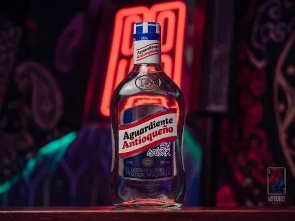 Aguardiente Antioqueño — botellas y medias de Hermanos Drinks, licores