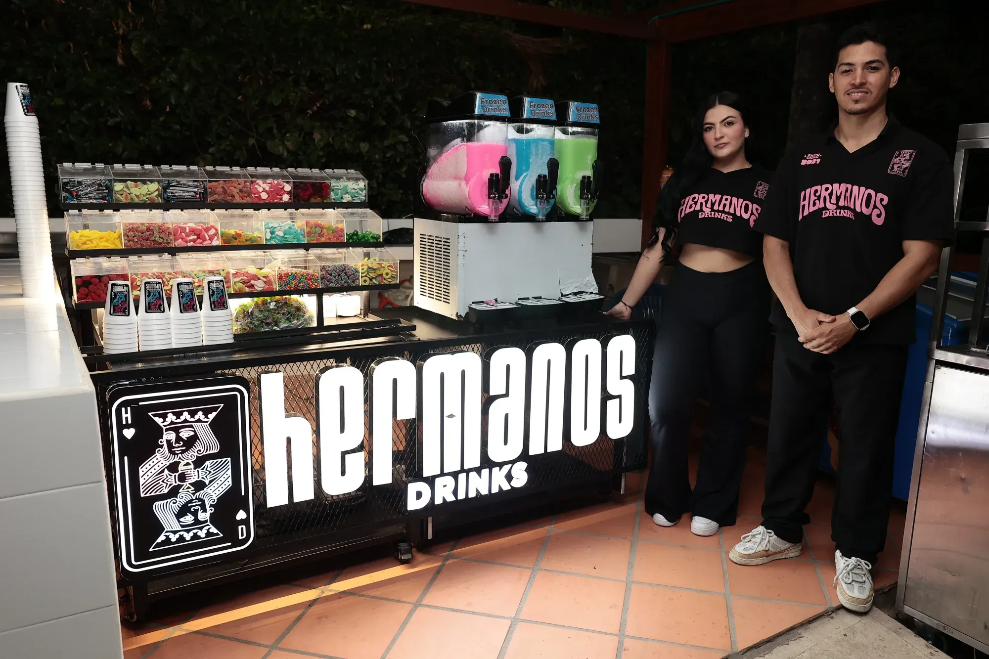El carro de Hermanos Drinks montado en un evento, con la máquina de granizados y la barra de toppings