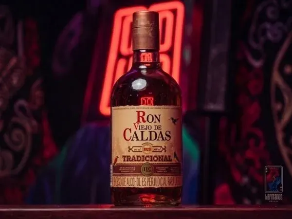 Ron Viejo de Caldas — botellas y medias de Hermanos Drinks, licores